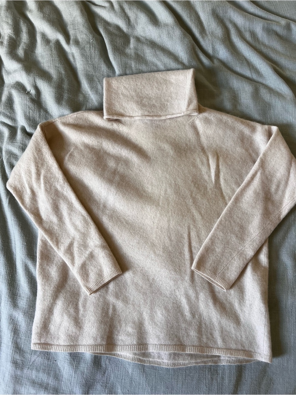 Allude Women's Cream Turtleneck Sweater - 100% cashmere